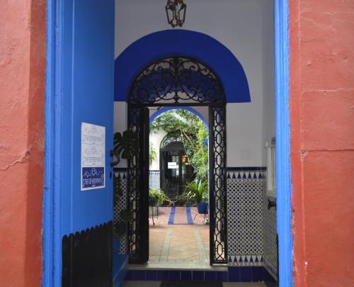 una entrada a un edificio con una puerta azul en The Dreamers&Co, en Córdoba
