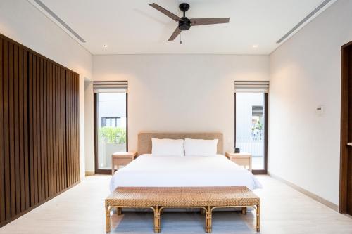 卡波圣卢卡斯Amazing 2 Bdrm condo near medano beach的一间卧室，里面有一张床和一个吊扇