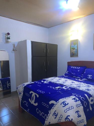 Giường trong phòng chung tại Dguizo résidence