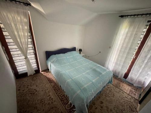 Ένα ή περισσότερα κρεβάτια σε δωμάτιο στο Apartman Orahovčić