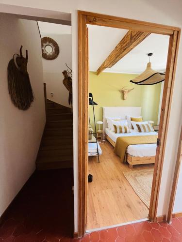 - une chambre avec un lit et une porte menant à une pièce dans l'établissement Le Duplex des Papes, à Avignon