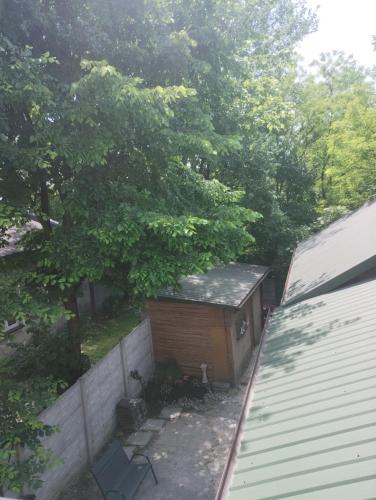 a backyard with a shed and a fence at Apartament rodzinny SAKURA in Jędrzejów