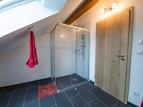 Ένα μπάνιο στο Schöne Dachgeschosswohnung