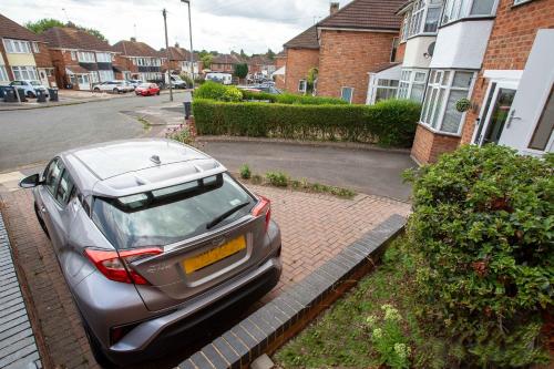 ein silbernes Auto, das auf einem Parkplatz parkt in der Unterkunft Comfortable Home near NEC, BHX in Birmingham