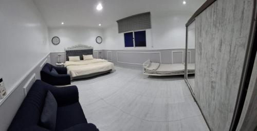 Ένα ή περισσότερα κρεβάτια σε δωμάτιο στο دار ورد - قريب للحرم