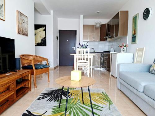 Kitchen o kitchenette sa Sunlight Apartment Shkoder