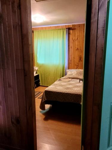 Una cama o camas en una habitación de CABAÑA AZUL Y VERDE