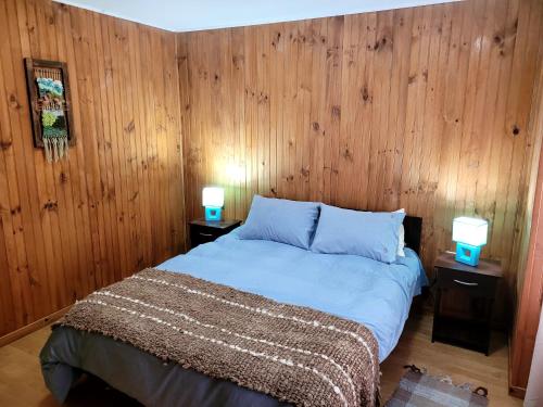Una cama o camas en una habitación de CABAÑA AZUL Y VERDE