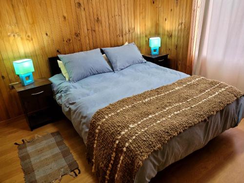 Una cama o camas en una habitación de CABAÑA AZUL Y VERDE