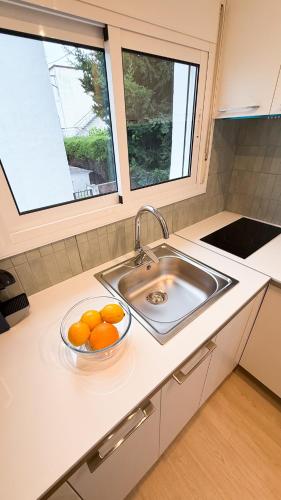 Cuisine ou kitchenette dans l'établissement 108 - Beachside Renovated 1BR apt 5 min from Beach