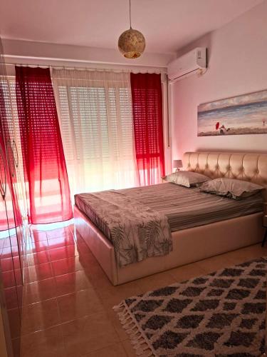 Kama o mga kama sa kuwarto sa Sunlight Apartment Shkoder