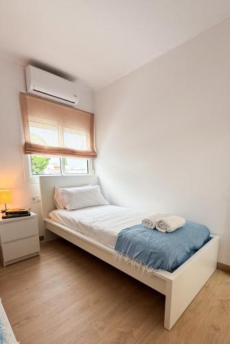une chambre blanche avec un lit et une fenêtre dans l'établissement 105 - Beachside Renovated 1BR apt 5 min from Beach, à Cambrils