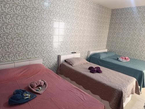 a room with two beds and two towels at Hotel Atalaia in Vitória da Conquista
