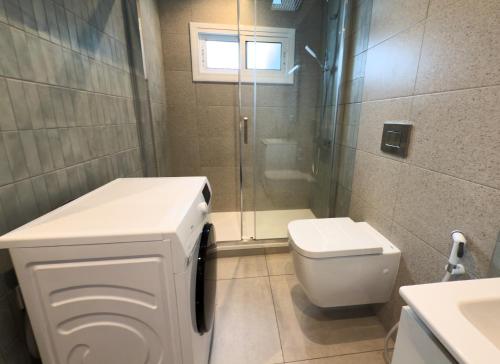 Salle de bains dans l'établissement 107 - Beachside Renovated 1BR apt 5 min from Beach