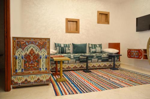 a living room with a couch and a rug at Appartement Nadine Fès in Fès