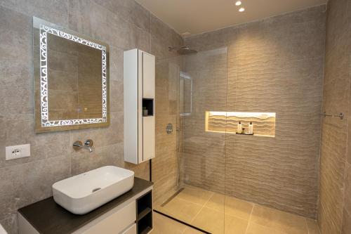 Ένα μπάνιο στο Infinity Apartments
