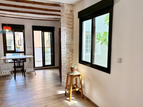 a living room with a table and a window at Apartamento artístico en el centro de Segorbe in Segorbe