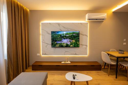 Μια τηλεόραση ή/και κέντρο ψυχαγωγίας στο Infinity Apartments