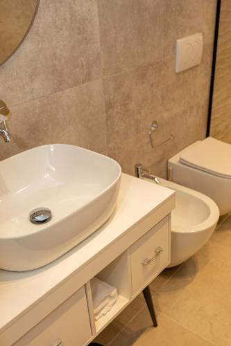 Ένα μπάνιο στο Infinity Apartments