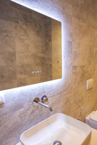 Ένα μπάνιο στο Infinity Apartments