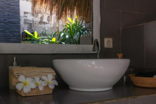 ギリ・アイルにあるSol Villas - Modern Tropical Staysの白い洗面台と鏡のあるバスルーム