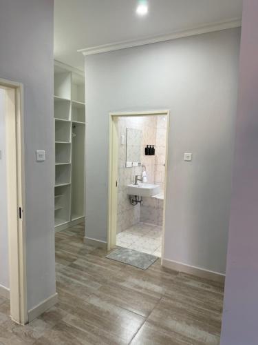 une salle de bain avec un lavabo et un miroir dans l'établissement MY Home Apartments, à Lusaka