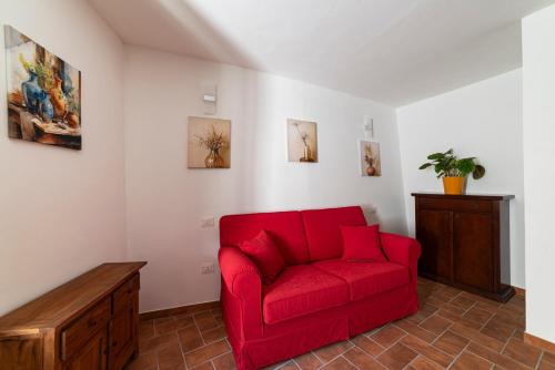 a red couch sitting in a living room at Libera Mente in Fabriano