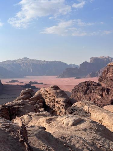 una vista di un deserto con montagne e rocce di Rum Sky Experiences a Wadi Rum