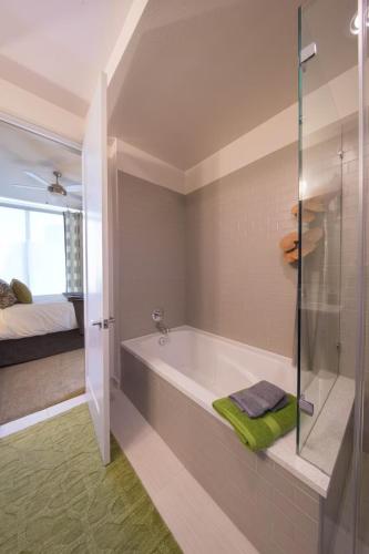 a bathroom with a bath tub and a bedroom at Spacious Luxury 1bedroom 1bath Pool in Austin