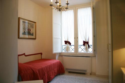 ローマにあるSilver Fernのベッドルーム1室(ベッド1台付)、窓(カーテン付)
