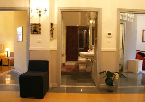ローマにあるSilver Fernのバスルーム(トイレ付)、椅子が備わる客室です。