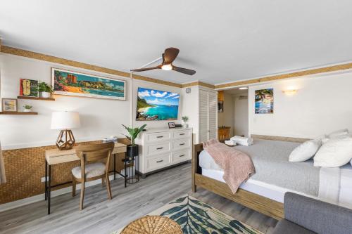 Ένα ή περισσότερα κρεβάτια σε δωμάτιο στο Hale Nalu Waikīkī Studios Ocean View King Size Bed