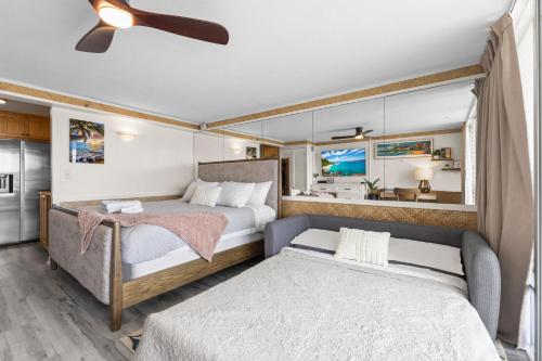 Ένα ή περισσότερα κρεβάτια σε δωμάτιο στο Hale Nalu Waikīkī Studios Ocean View King Size Bed