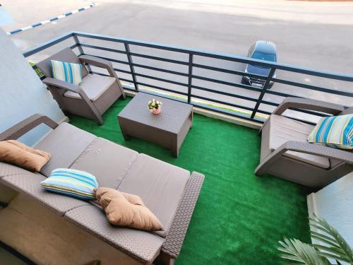 Un lugar para sentarse en Airy Modern Apt & Calm and extraordinairy view
