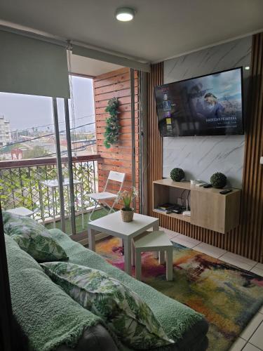 a living room with a couch and a flat screen tv at Espacio moderno y acogedor departamento en Rancagua in Rancagua
