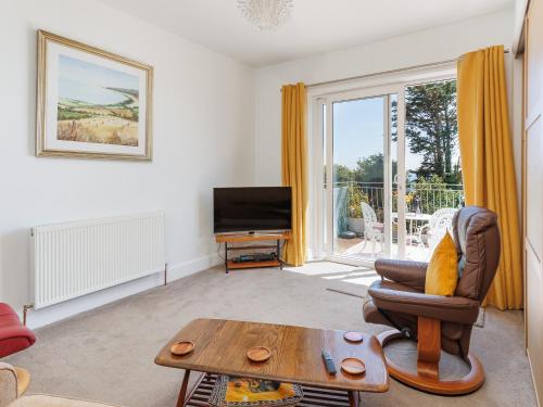 Una sala de estar con un sofá y una mesa de café. en Littlehaven, en Ventnor