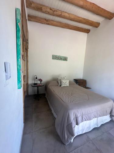 una camera da letto con un letto in una stanza bianca di Victoria’s House a San Rafael