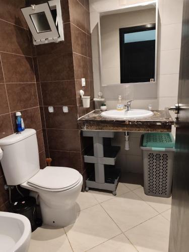 BERALMAR RESIDENCE Privée en terrasse rez-de-jardin pied dans l'eau Chez FAOUZIAにあるバスルーム