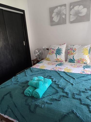 BERALMAR RESIDENCE Privée en terrasse rez-de-jardin pied dans l'eau Chez FAOUZIAにあるベッド
