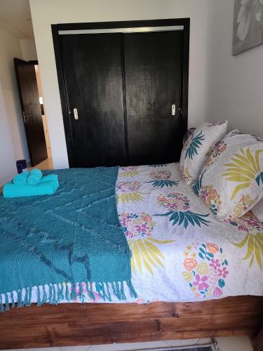 BERALMAR RESIDENCE Privée en terrasse rez-de-jardin pied dans l'eau Chez FAOUZIAにあるベッド