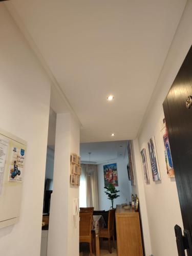 BERALMAR RESIDENCE Privée en terrasse rez-de-jardin pied dans l'eau Chez FAOUZIAにあるテレビまたはエンターテインメントセンター