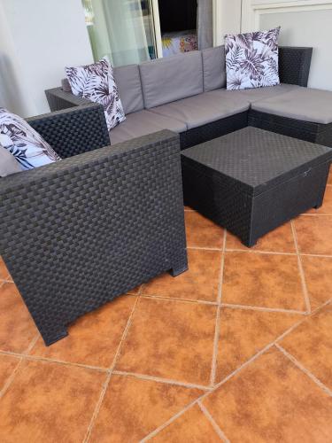 BERALMAR RESIDENCE Privée en terrasse rez-de-jardin pied dans l'eau Chez FAOUZIAにあるシーティングエリア