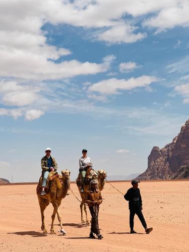 un gruppo di persone a cavallo nel deserto di Rum Sky Experiences a Wadi Rum