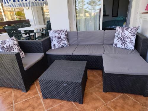 BERALMAR RESIDENCE Privée en terrasse rez-de-jardin pied dans l'eau Chez FAOUZIAにあるシーティングエリア