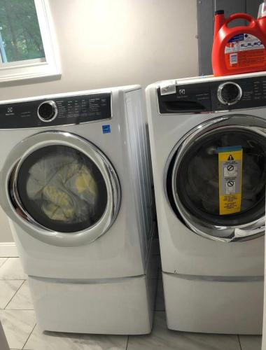 a washer and a washing machine in a room at Cheerful 3-bedroom home in Newnan