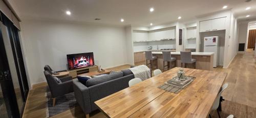 Η κουζίνα ή μικρή κουζίνα στο Stay in Rockbank, West Melbourne