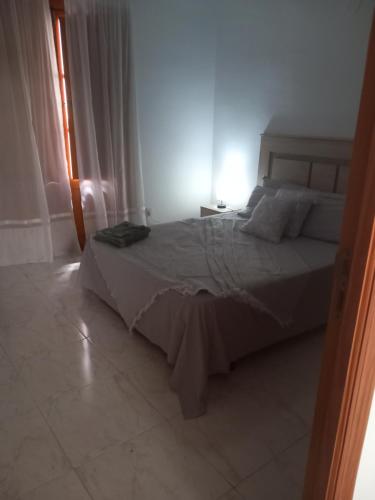 una camera da letto con un letto illuminato di Habitación compartida Jordi Deusa a Gandía
