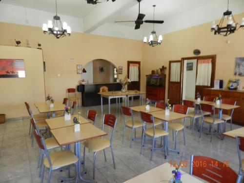 圣克莱门特雷图尤Hotel El Parque的一间带桌椅的餐厅和一间厨房