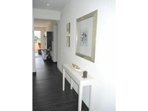 Habitación con mesa blanca y pared blanca en 1-bedroom apartment, en Ascona