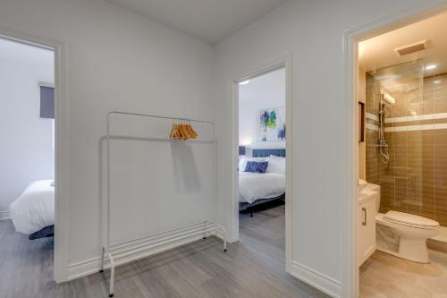 Ένα μπάνιο στο The Bloor Spadina Getaway With 3-Bedroom and Private Patio